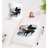 Bk Gift Kişiye Özel Müzik Öğretmeni Karikatürlü Beyaz Defter Kalem Kupa Seti - 2