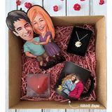 Bk Gift Kişiye Özel Sevgililer Karikatürlü Ahşap Biblo & Sevgililer Günü Tasarımlı Kupa & Kalp Mum & Papatya Kolye Hediye Kutulu Set, Sevgiliye Hediye, Yıl Dönümü Hediyesi - Renk - Renkli