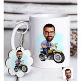 BK Kişiye Özel Erkek Motorcu Karikatürlü Beyaz Kupa ve Anahtarlık Hediye Seti