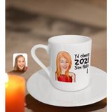 BK Kişiye Özel Kadın Yıl Olmuş 2022 Sen Hala 1 Karikatürlü Türk Kahvesi Fincanı-33 - Beyaz