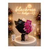 blackrosehediye Uzun Saplı Siyah ve Fuşya Pembe Yapay Gül Buketi | Kelebek Detaylı Aynalı Dekoratif Buket | Senden Önce Senden Sonra Konsept | Sevgiliye Romantik Hediye | Doğum Günü | Yıl Dönümü Hediyesi