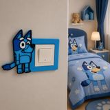 Bluey Anahtar & Priz Çerçevesi – El Yapımı Işık Anahtarı Süsü – Çocuk Odası Duvar Dekoru – Dekoratif Hediye