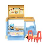 BlueY Oyun seti, katlanabilir atıştırmalık arabası, yemek alanı ve sandalyeli bir kafeye dönüşür, önlük ve güneşlikli özel figür içerir, 5 aksesuar parçası ve çıkartma yaprağı