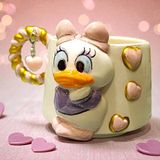 Bonita Bon Luxe El Yapımı 3D Daisy Donald Figürlü, Yaldızlı Hediye Harf Yada Kalp Charm'lı Kişiye Özel Seramik Kupa - Lila