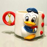 Bonita Bon Luxe El Yapımı 3D Daisy Donald Figürlü, Yaldızlı Hediye Harf Yada Kalp Charm'lı Kişiye Özel Seramik Kupa - Mavi