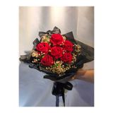 BOUQUET ATELİER Asil Güzellik: 6’lı Kadife Kırmızı Gül Ve Siyah Ambalajlı Buket (KUTUSUZ)