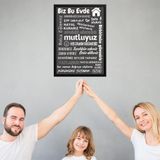 Bu Evde Her Zaman Gülümseriz Yazısı (Siyah Çerçeve Görünümlü) Gri Zemin Beyaz Yazılı 40x55 PVC 1mm