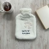 Buffer Hello Everyone Yazılı Kurdeleli Beyaz Peluş Sıcak Su Torbası 1 Lt – Yumuşak Kılıf, Uzun Süre Sıcak Tutan Termal Su Torbası