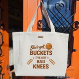 Bumudur Aksesuar Turuncu Basketbol Topu + Eğlenceli Yazı Stili Temalı Logo ve Dinamik Ona Sahip Baskılıı Naturel Kanvas Bez Çanta Sap Beyaz Cırt Cırtlı Suluk Tutuculu - Büyük - Büyük Baskı - 130-Krem Rengi