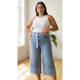 Büyük Beden Beli Lastikli Nakışlı Kemer Detaylı Paçası Dantel Nakışlı Bol Paça Denim Kadın Şort