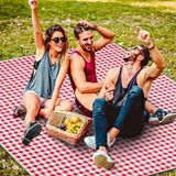 Büyük piknik örtüsü, 200 cm x 200 cm katlanabilir piknik matı, su geçirmez, kum geçirmez, plaj örtüsü, kamp, yürüyüş, aile konserleri için taşınabilir piknik halısı (Beyaz-Kırmızı Kare)
