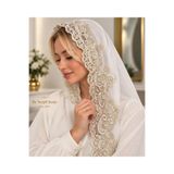 By Serpil Şener Fransız Dantelli Ekru Gold İşlemeli Şal – Mevlüt-Çeyiz-Nikah-Özel Gün Şalı-(188-76 cm uzun ölçülüdür) Kenarı kıvırma dikimdir.