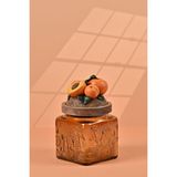 By Uzunoğlu El Yapımı Özel Tasarım Kavanoz - 500 ml - Vakumlu Ahşap Kapaklı (Kayısı Detaylı) - Medium Amber Çiçekli Kare Cam - Mutfak ve Ev Dekorasyonu