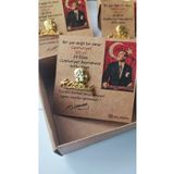 cacatasarım Atatürk Portre ve İmzalı Yaka Rozeti Metal Gold 2'li Set 29 Ekim Cumhuriyet Bayramı Kartlı ve Kutulu
