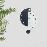caju art & decoration Siyah Beyaz Asimetrik Modern Sallanan Sarkaçlı Duvar Saati