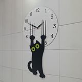 CajuArt Cajuart Özel Ahşap Tasarım Saati Tırmalayan Kara Kedi Duvar Saati Dekor Beyaz