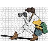 Cakapuzzle Fotoğraf Çeken Şortlu Gezgin Kız 120 Parça Ahşap Puzzle