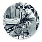Cakasaat Charlie Chaplin Ayakları Soba İçinde Uyuyor Duvar Saati