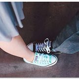 Cakatablo Ahşap Tablo Kadın ve Erkeğin Zıt Renk Converse Ayakkabıları