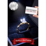 CARAT STONE IŞIKLI KUTUDA, PIRLANTA IŞILTILI BAGET YÜZÜK (925 AYAR GÜMÜŞ)