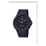 Casio Erkek Kol Saati; Siyah Kadranı, Siyah Silikon Kordonu ve Gold Renkli Indeksleriyle Sportif ve Modern Bir Görünüm Sunar. Quartz Mekanizması ve 50M Water Resist Özelliği Günlük Kullanıma Uygundur.