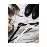 Charmira Store İsim Yazılı Gelin Damat Askılığı - Bride & Groom Ahşap Askı Seti - İnci Süslemeli Kişiselleştirilebilir Düğün Askısı