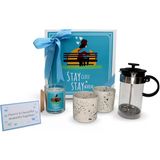 CharmLab Candle – Stay Close Stay Warm Çiftlere Özel Hediye Seti, Ahşap Kapaklı Kokulu Mum, French Press ve 2 Seramik Kahve Kupası, Sevgililer Günü, Düğün & Ev Hediyesi