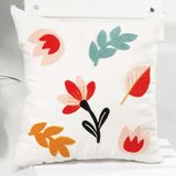 Çiçek Tarzı Punch Nakışlı Kırlent Kılıfı – 45x45 cm, Beyaz Kumaş, Dekoratif Yastık Kılıfı