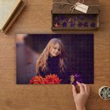 Çiçeklerin Arasında Güzel Sarışın Küçük Kız Tasarımı 240 Parça Ahşap Puzzle Ahşap Kutuda MP02005
