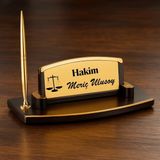 Çılgıntrend Kişiye Özel Hakim Masa Üstü Isimlik – Altın Renk Şık Tasarım Kalemli Ofis Isimliği - 1 Adet - Kahve