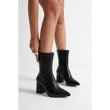 CİMİLİ SHOES Kadın Siyah Cilt Sivri Burun Orta Boy Topuklu Bot Kaymaz Tapan