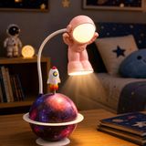 Coverzone Astronot Temalı 2'si 1 Arada Masa Lambası ve Gece Lambası USB Şarjlı 400mAh Bataryalı Renkli Gezegen Gece Işığı 5V 3W LED Aydınlatma Uzay Temalı Dekoratif Lamba | YC-7902 Pembe