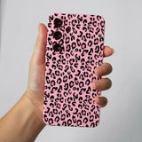 Coverzone Samsung Galaxy A35 İle Uyumlu Yüksek Kalite Özel Tasarım Kadife İç Yüzey Lansman Silikon Premium Telefon Kılıfı-SD02-Pembe Leopar