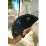 Coverzone Siyah Zeminli Katlanabilir El Yelpazesi Sarı Mavi Çiçek Desenli Ahşap Saplı Dekoratif El Yelpazesi 40x22 cm Geleneksel Tasarım