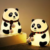 Coverzone Yumuşak Silikon Panda Mini Gece Lambası Dekoratif Işık Derecesi Ayarlanabilir Yatak Odası Lambası Kitap Okuma Lambası Çocuk Odası 106x112x136mm QY006 (Atkılı Panda - QY006)