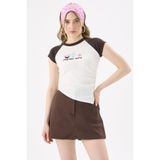 CrepTekstil Crep Kadın Caribe Girl Baskılı Raglan Kol Asimetrik Kesim Crop Tişört / Pamuk Ribana Ekru /Kahve