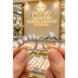 Crystal Diamond Zirconia Işıklı kutuda , kaliteli ve kararmaz solmaz, beştaş ve tektaş yüzük