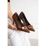 Dabab Shoes Sena Kadın Kahve Kırışık Rugan Sivri Burun Taşlı Toka Detaylı 7 cm Ince Topuklu Stiletto Ayakkabı - Kahverengi