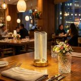 Dalgalı Silindirik Kristal Çizgili Model Led Masa Lambası – Gold Tabanlı, Dokunmatik, 3 Renk Işık Modlu, Şarjlı Modern Dekoratif Gece Lambas