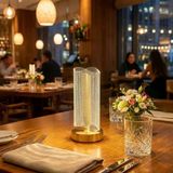 Dalgalı Silindirik Kristal Çizgili Model Led Masa Lambası – Gold Tabanlı, Dokunmatik, 3 Renk Işık Modlu, Şarjlı Modern Dekoratif Gece Lambası (5067)