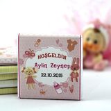 Dark Brown Hoşgeldin Kız Bebek Çikolatası Isim ve Tarih Yazılabilen Hediye Çikolata KBK17 48 Adet