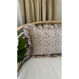 Decamor home Coton Pamuklu Kumaş Kahverengi Mini Çiçekli Fırfırlı Kırlent Kılıfı 1 ADET