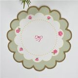 Decofav Çiçek Şeklinde Yeşil Dekoratif Çiçek Baskılı Nakış Kenar Kumaş Kokteyl Peçetesi 1 Adet - Renkli - 15 x 15 cm