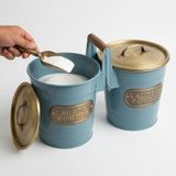 Deconox 2’li Dev Boy Galvaniz Deterjan Kutusu, Mavi Gövde Gold Kapaklı Çift Hazneli Toz Deterjan Saklama Kabı, Metal Ölçek Küreği ve Ahşap Görünümlü Taşıma Sapı, 46cm*30cm*25cm