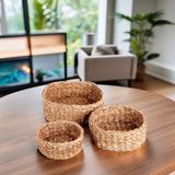 Deconox 3'lü Rustik El Yapımı Doğal Yuvarlak Hasır Düzenleyici Seti | 3'lü Hasır Yuvarlak Organizer Seti – Dekoratif, Çok Amaçlı ve Dayanıklı Rattan Sepetler (30x30x12cm – 25x25x10cm – 20x20x8cm)
