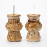 DEİNHAUS İkili Cam Soğuk Kahve Bardağı 2’li Set – Bambu Kapaklı ve Cam Pipetli, 350 ml Estetik Tasarım, Iced Coffee & Smoothie Bardağı (13 cm)