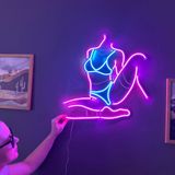 DEKADRON Femme Fatale Neon Tabela - Neon Metal Duvar Sanatı, LED Işık Dekoru, Neon Metal Duvar Dekoru (Uzaktan Kumandalı)