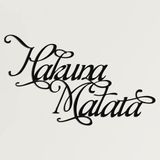 DEKADRON Metal Duvar Sanatı, Hakuna Matata Tabelası, Metal Duvar Dekoru, Ev Ofis Dekorasyonu, İç Dekorasyon, Metal Duvar Askıları (30" G x 18" Y / 75x45 cm)