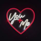 DEKADRON You + Me Neon Tabela, Neon Metal Duvar Sanatı - Yatak Odası veya Çiftler İçin Romantik LED Işık Dekoru (Uzaktan Kumandalı)