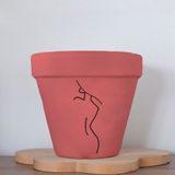 Dekozayn Home Minimalist Kadın 3 Figürlü Doğal Terleyen Toprak Renkli El Yapımı Boyama 13 cm Yalı Saksı - Kırmızı